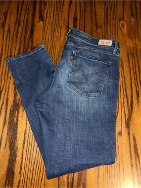Levi’s mid rise skinny medium blue jeans size 16